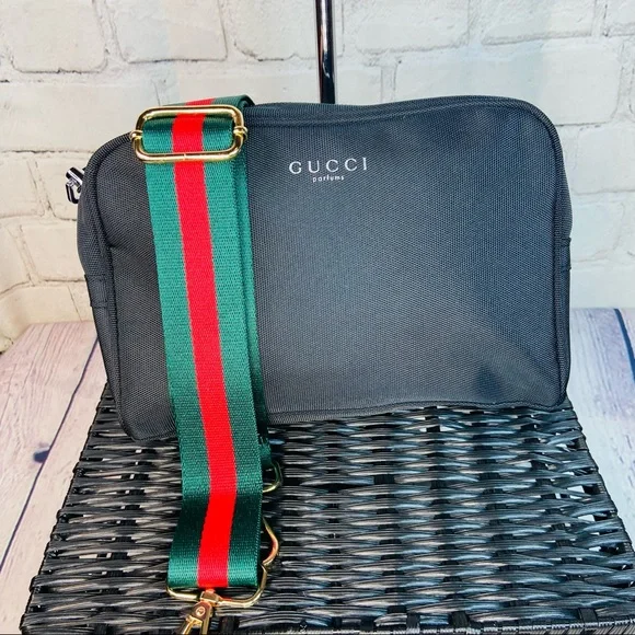 GUCCI crossbody bag from the beauty line with thick crossbody strap - Picture 2 of 12